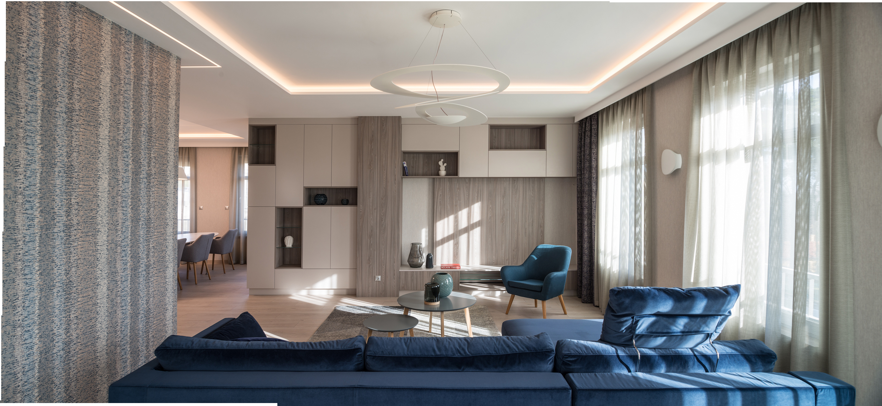 Balatonfüredi magánlakás nappalija kék kanapéval. Belsőépítészeti tervezés: Plusdesign Studio.