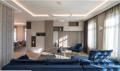 Balatonfüredi magánlakás nappalija kék kanapéval. Belsőépítészeti tervezés: Plusdesign Studio.